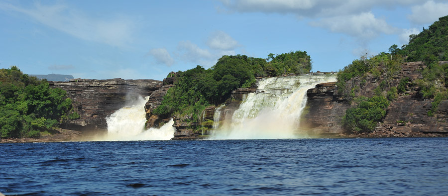 Salto Ucaima, pierwszy wodospad, który mijamy płynąc łodzią